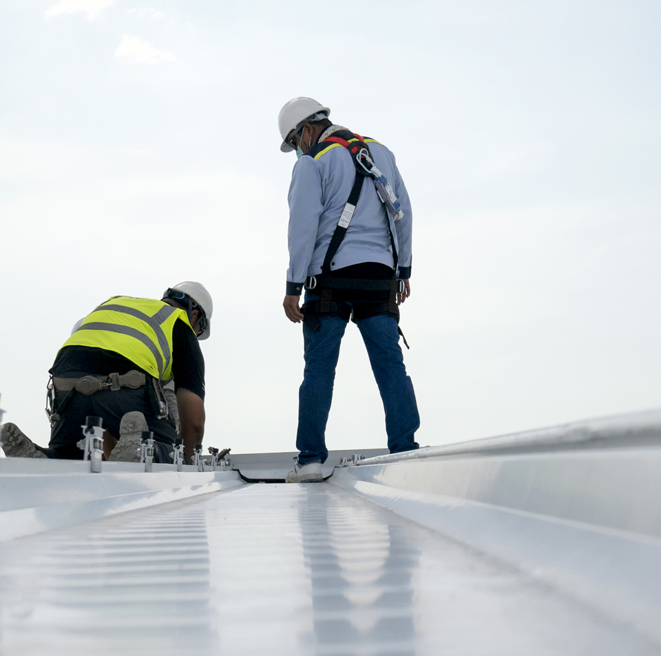 Deux experts inspectent une toiture