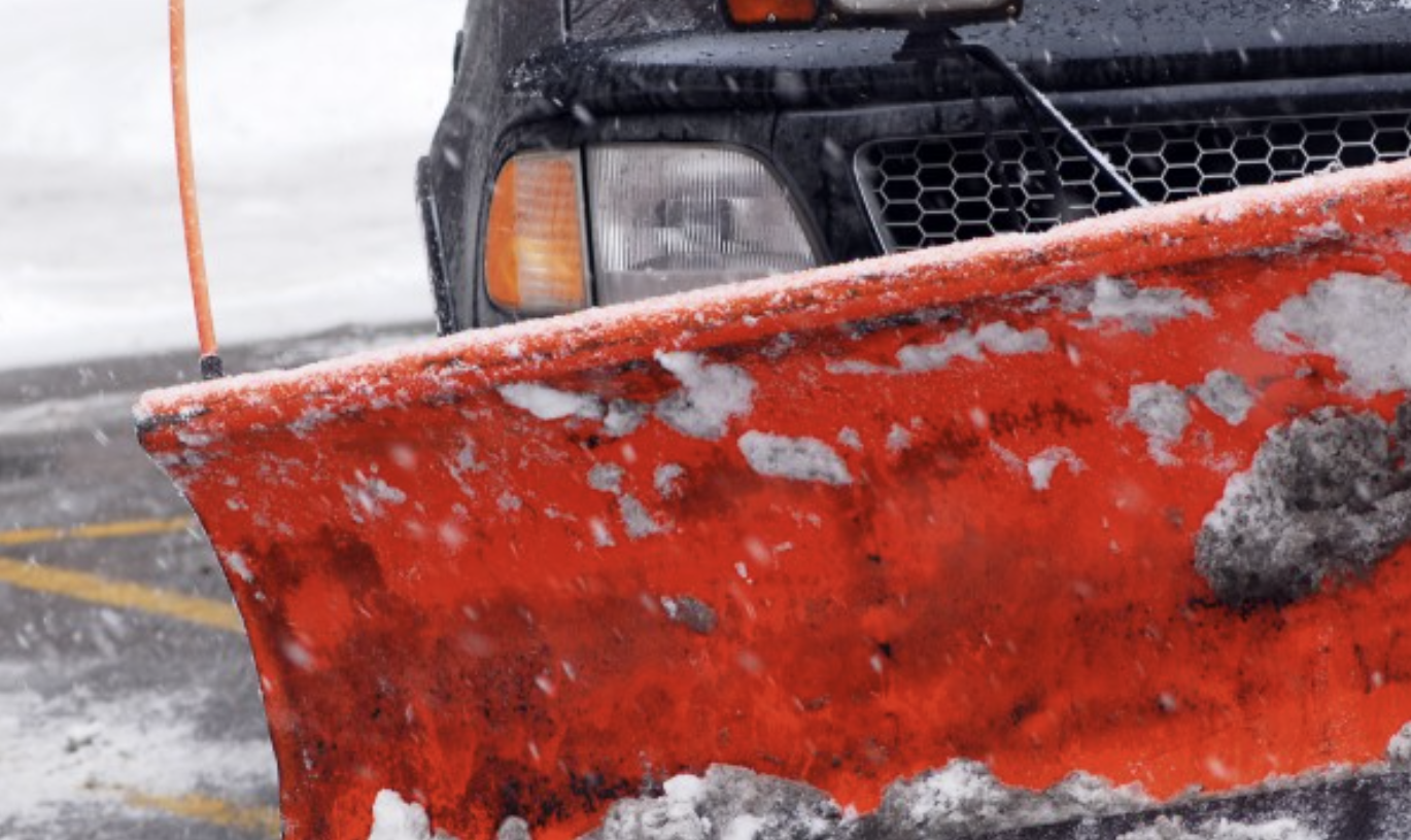 Chasse-neige pour le déneigement des aires communes