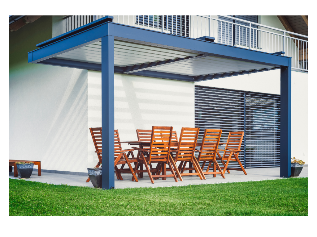 Terrasse et terrain d’une copropriété au printemps